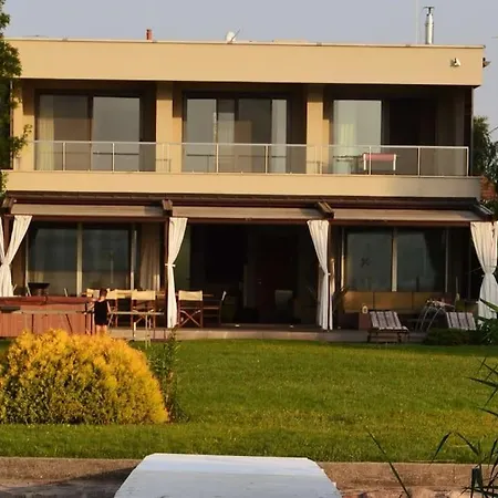 Villa Luxury Lakefront With Private Pier & Jacuzzi