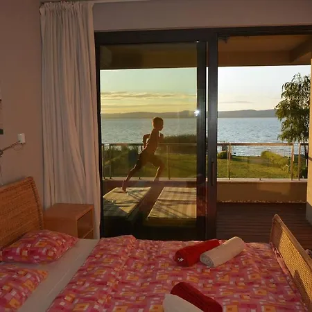 Villa Luxury Lakefront With Private Pier & Jacuzzi