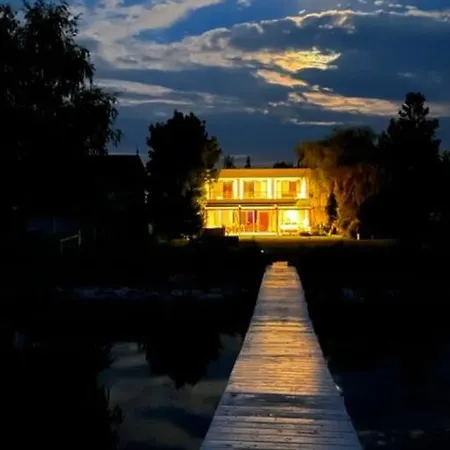 Luxury Lakefront With Private Pier & Jacuzzi Villa